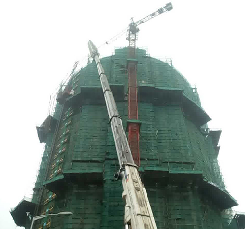 田阳吊车在工地上作业